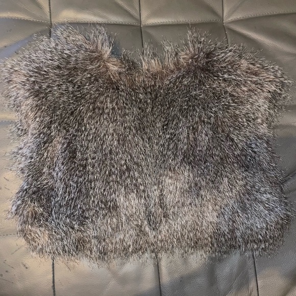 🚨Price Drop🚨 Cropped faux fur vest/ bolero - Picture 2 of 4
